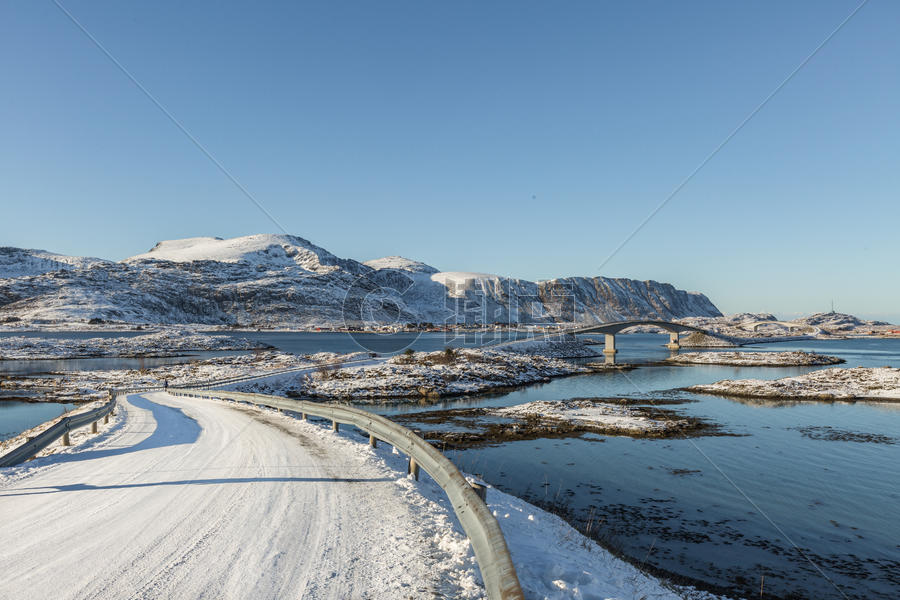 冬季北极圈峡湾壮观的雪山图片素材免费下载