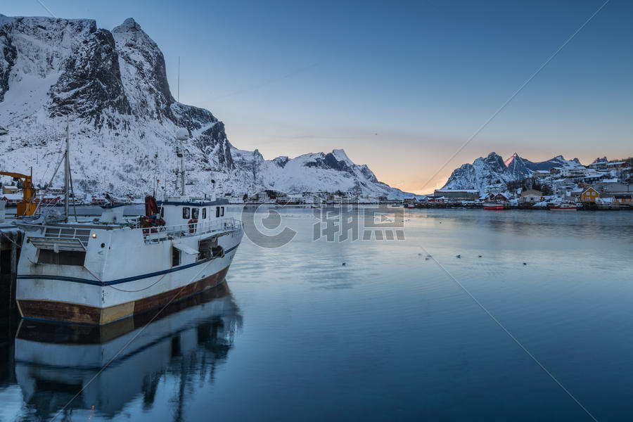 挪威北极圈罗弗敦群岛雷纳渔村日落夜景图片素材免费下载