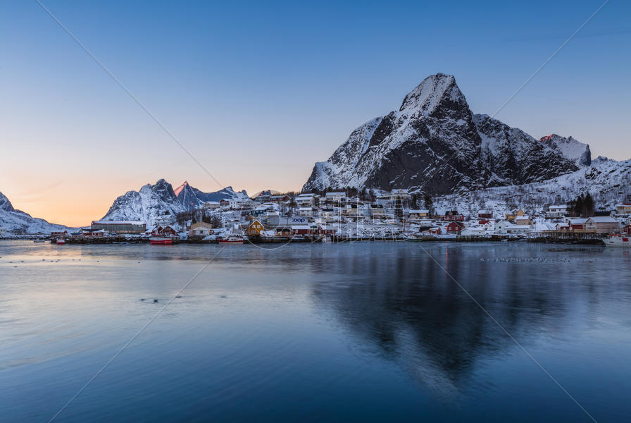 挪威北极圈罗弗敦群岛雷纳渔村日落夜景图片素材免费下载
