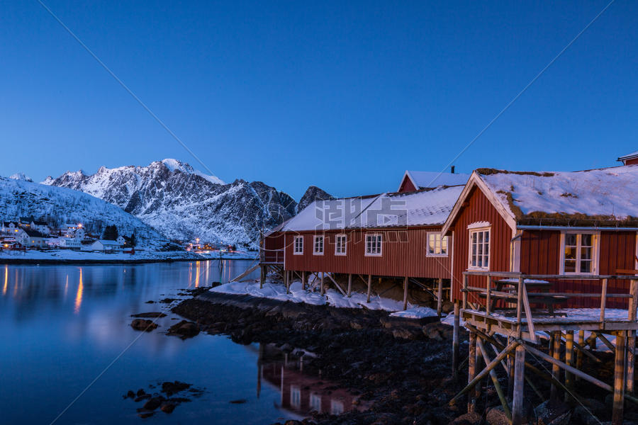 挪威峡湾冬季海边的红房子图片素材免费下载