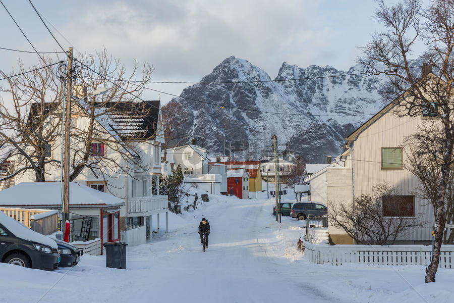 挪威北极圈冬季雪山下的乡村图片素材免费下载