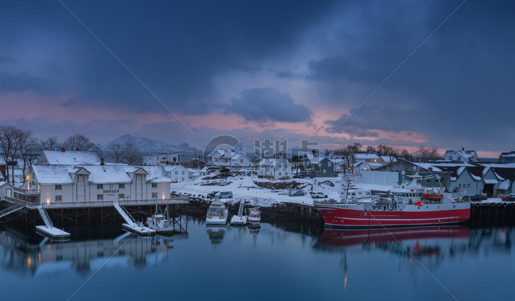 挪威罗弗敦群岛斯沃尔韦尔峡湾夜景风光图片素材免费下载
