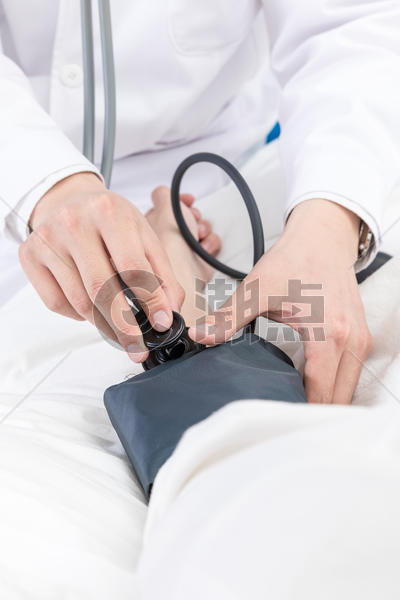 医护人员为患者量血压图片素材免费下载