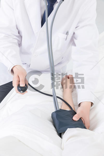 医护人员为患者量血压图片素材免费下载