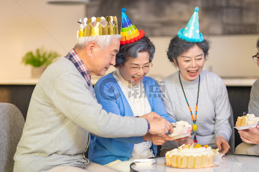 老年人生日庆祝吃蛋糕图片素材免费下载