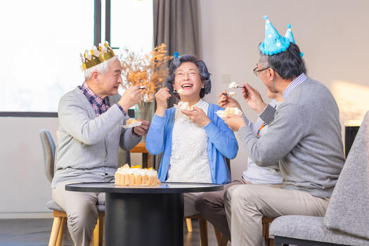 老年人生日庆祝吃蛋糕图片素材免费下载