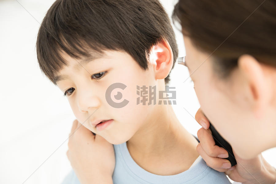 儿童体检检查耳朵图片素材免费下载