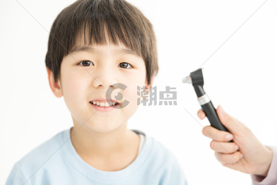 儿童体检检查耳朵图片素材免费下载