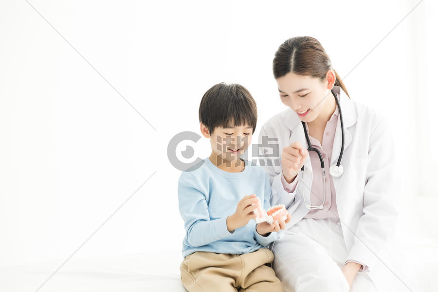 医生给儿童普及牙齿健康图片素材免费下载
