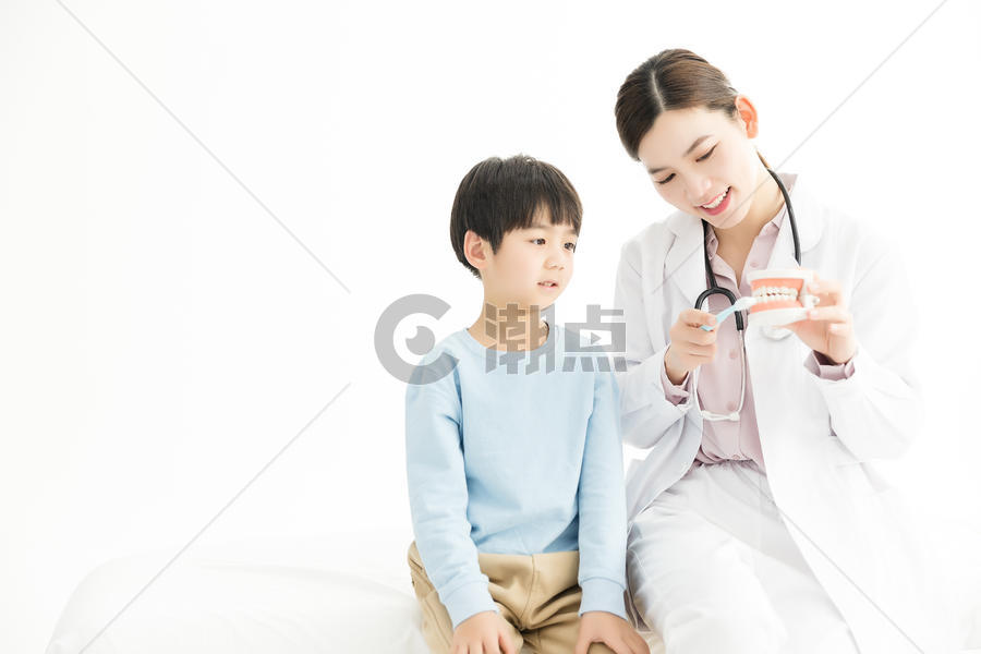 医生给儿童普及牙齿健康图片素材免费下载