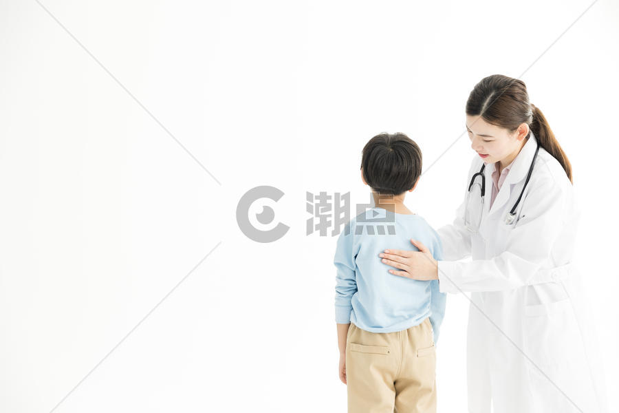 医生给儿童检查身体图片素材免费下载