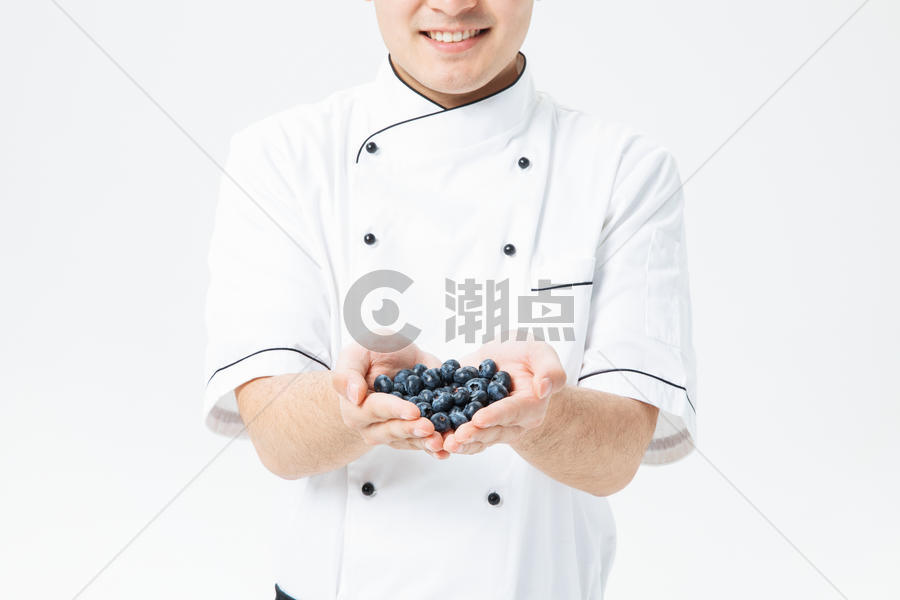 厨师拿着蓝莓图片素材免费下载