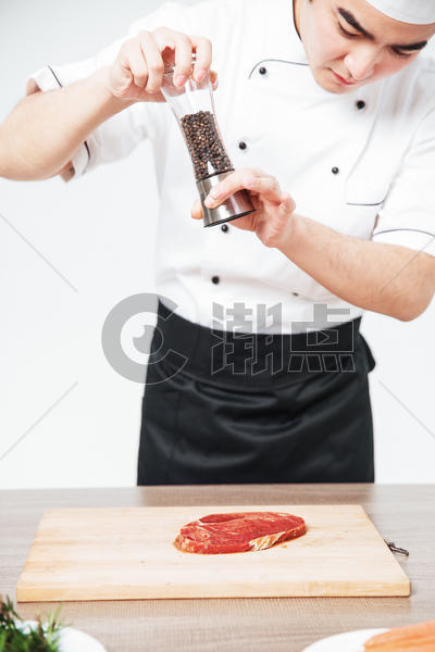 西餐厨师牛排撒黑胡椒图片素材免费下载