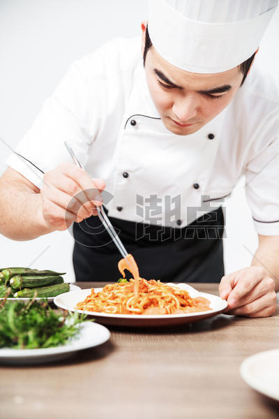西餐厨师意大利面摆盘图片素材免费下载