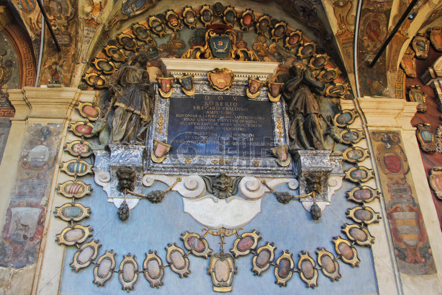 博洛尼亚的阿尔基金纳西奥宫挂满徽章的古老墙壁图片素材免费下载