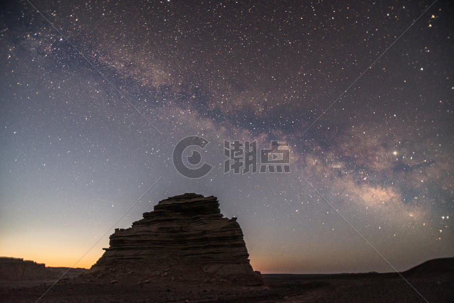 新疆雅丹地貌夜景星空银河图片素材免费下载