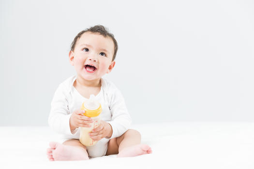 儿童节婴儿抱奶瓶图片素材免费下载