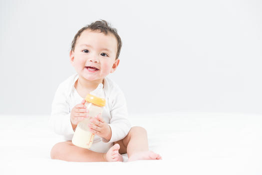 婴儿抱奶瓶图片素材免费下载