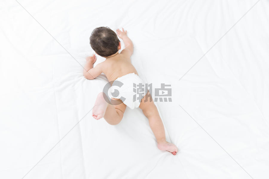 婴儿爬行背影图片素材免费下载