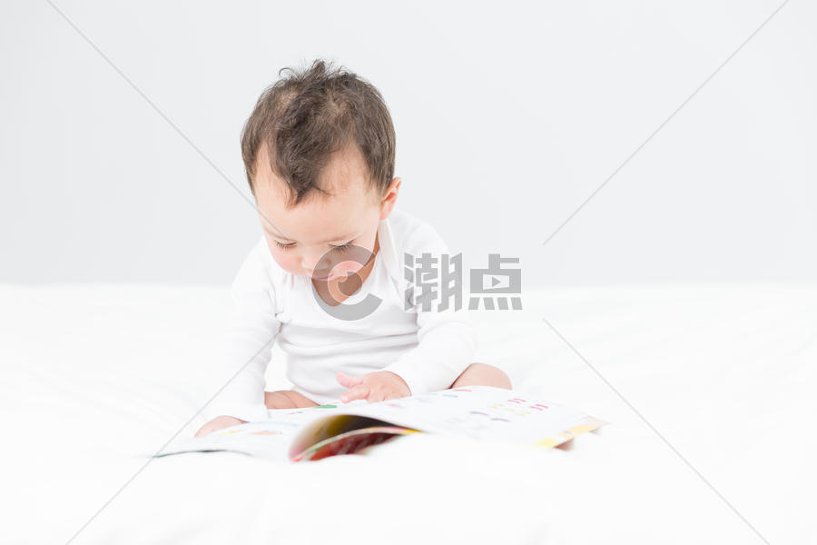 婴儿看书图片素材免费下载
