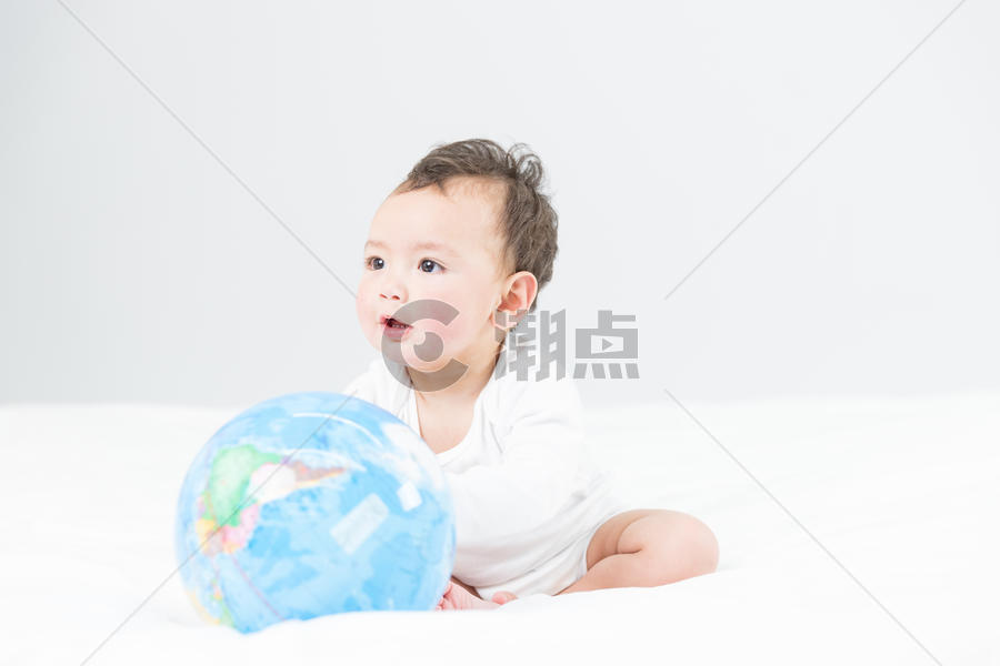 婴儿教育和地球仪图片素材免费下载