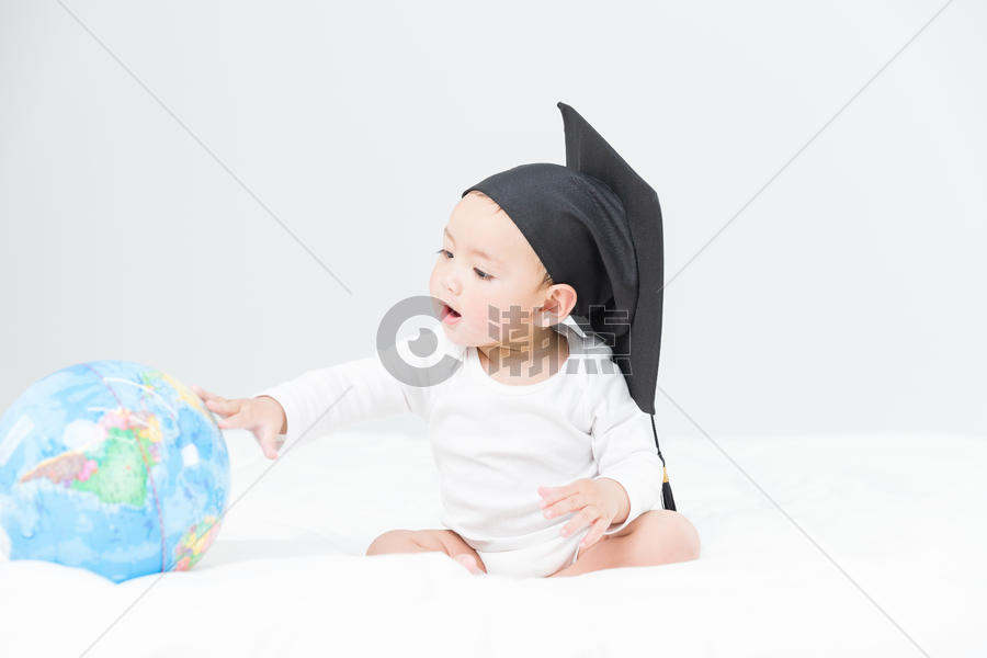 婴儿和地球仪图片素材免费下载