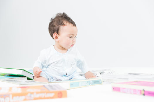 婴儿和书籍图片素材免费下载