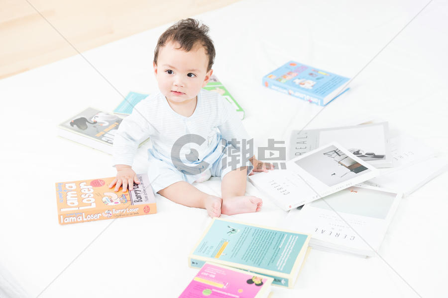 婴儿和书籍图片素材免费下载