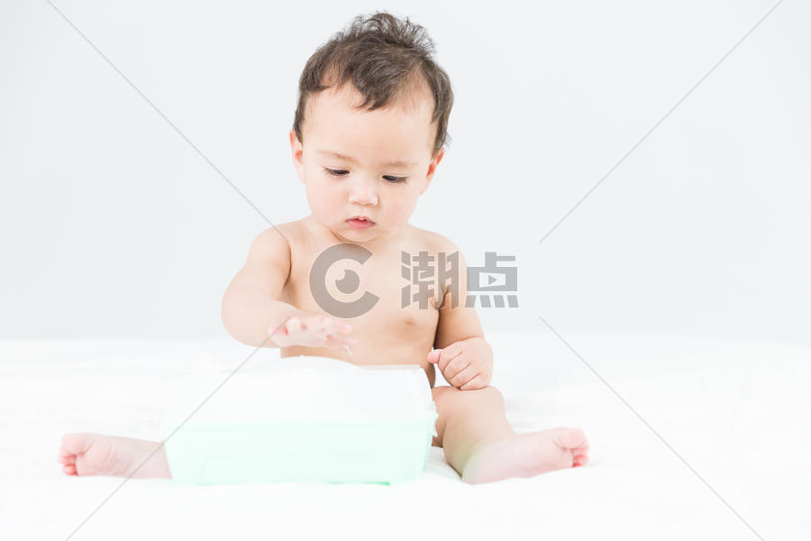 婴儿玩纸巾图片素材免费下载