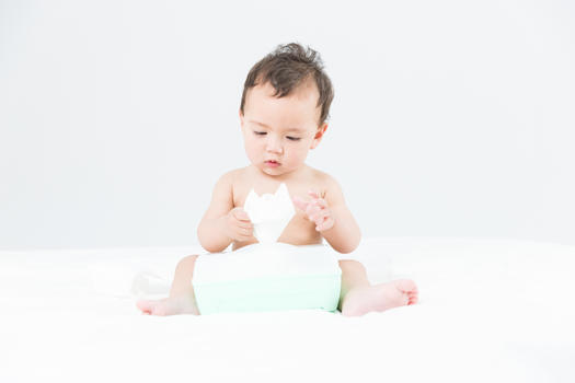 婴儿玩纸巾图片素材免费下载