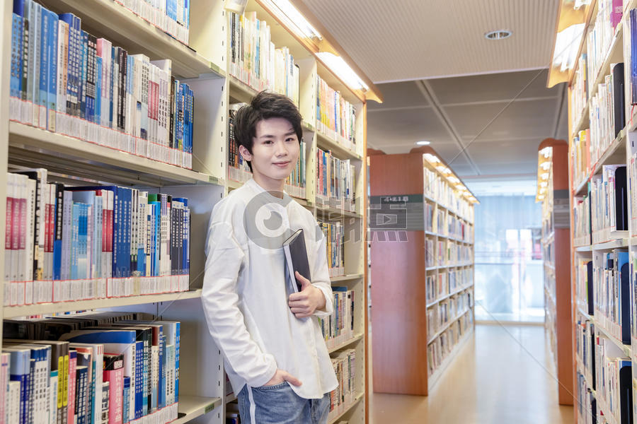 图书馆中的男生图片素材免费下载