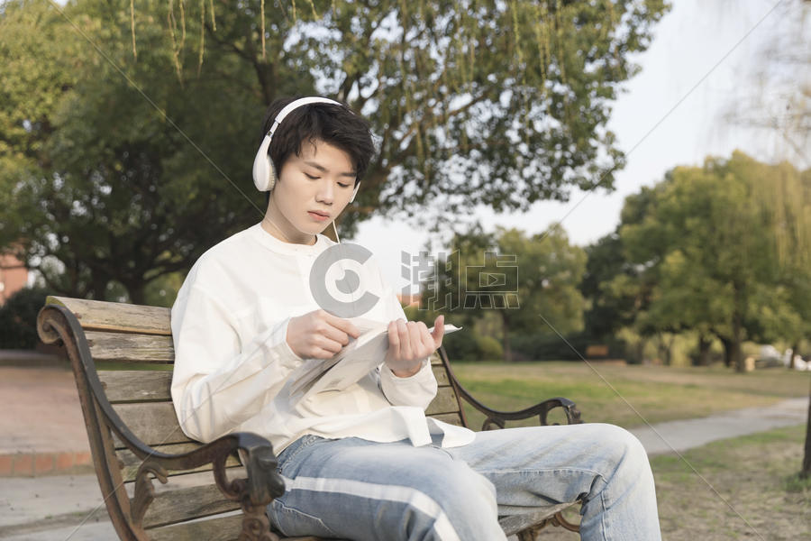 男性阅读听音乐图片素材免费下载
