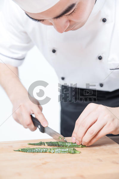 西餐厨师切菜图片素材免费下载