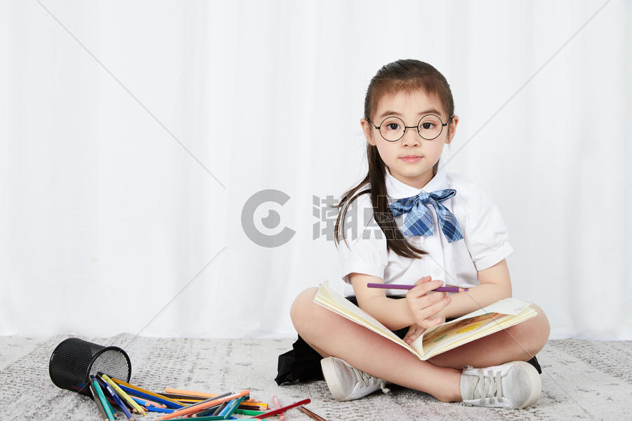 儿童节小女孩看书学习图片素材免费下载