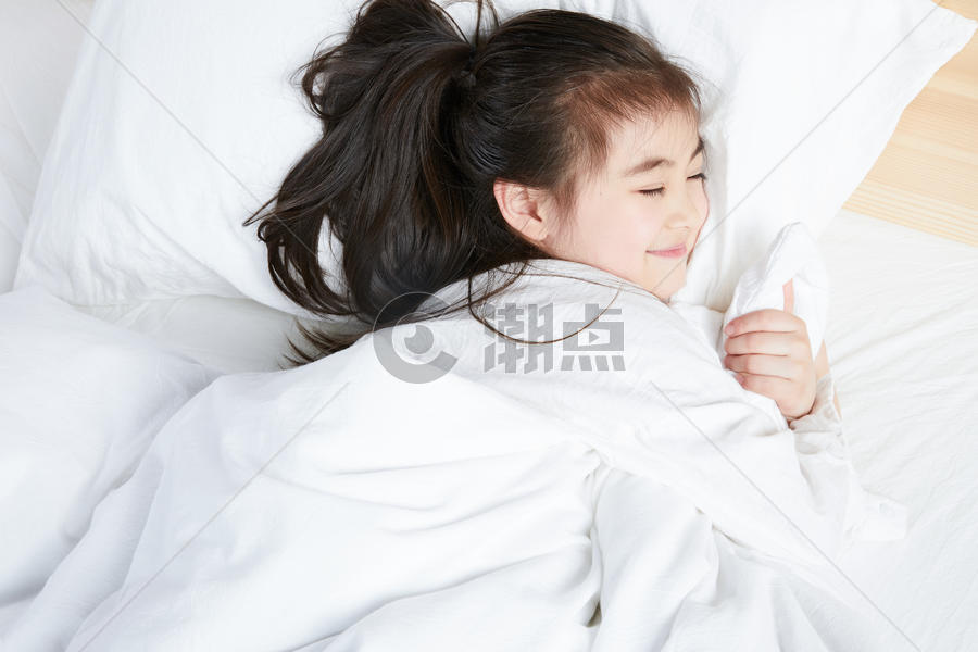 儿童节小女孩抱着枕头图片素材免费下载