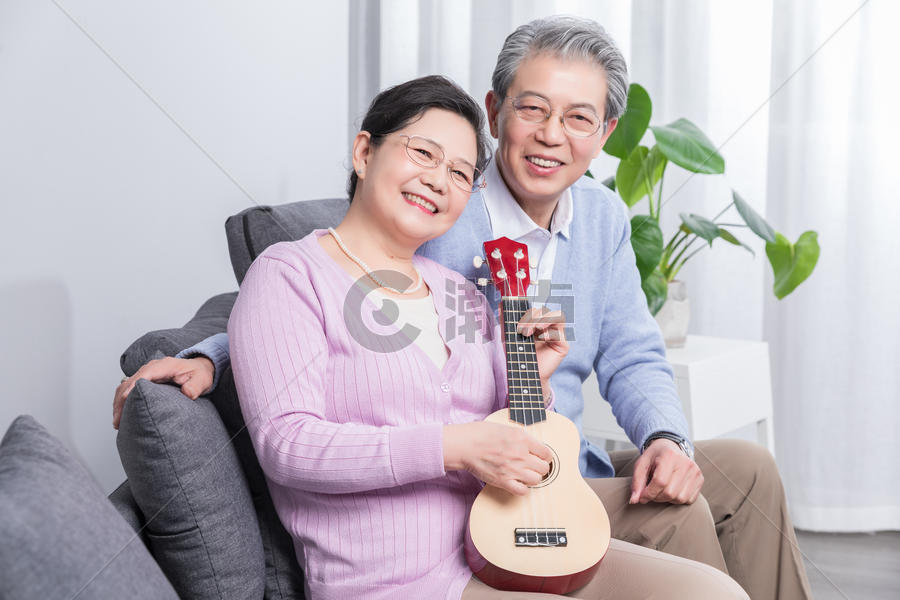 老年夫妻弹吉他图片素材免费下载