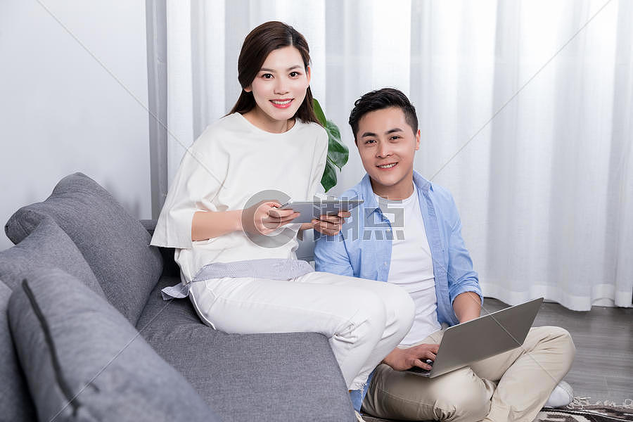 居家夫妻看电脑摄影图6720*4480图片素材免费下载-编号956921-潮点视频