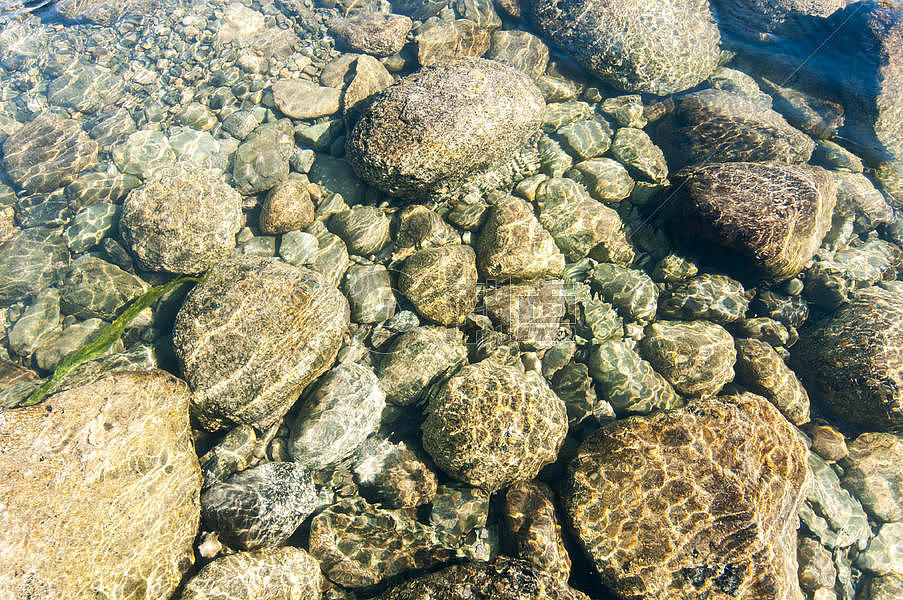 清澈河水鹅卵石图片素材免费下载