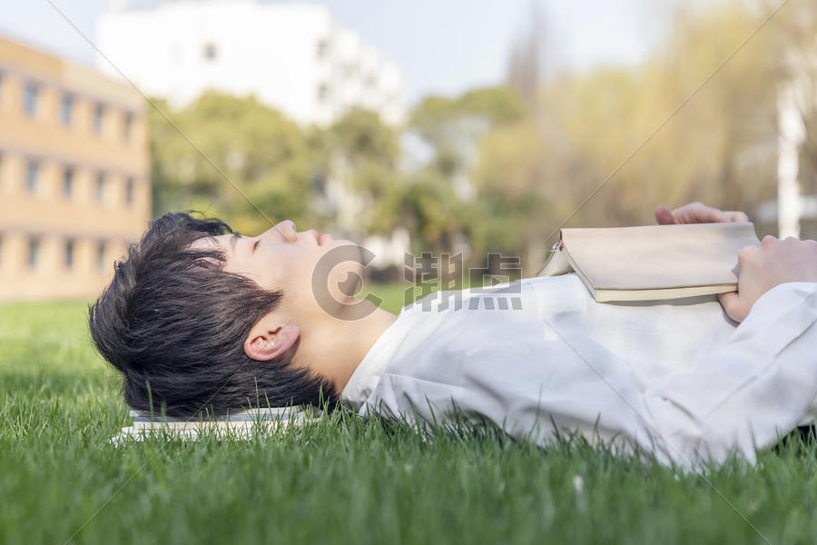 躺着草坪上休息的男生图片素材免费下载