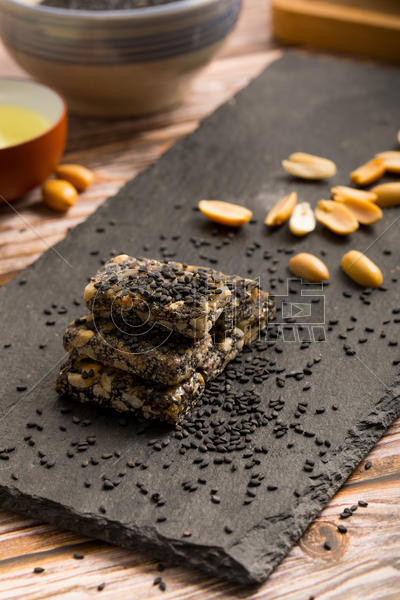 中式传统小吃黑芝麻花生糖图片素材免费下载