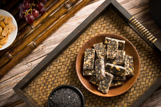 中式传统小吃黑芝麻花生糖图片素材免费下载