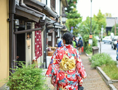 京都大街上和服美女背影图片素材免费下载