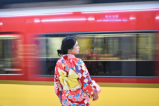 京都地铁和服少女图片素材免费下载