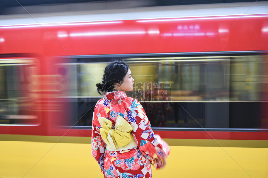 京都地铁和服少女图片素材免费下载
