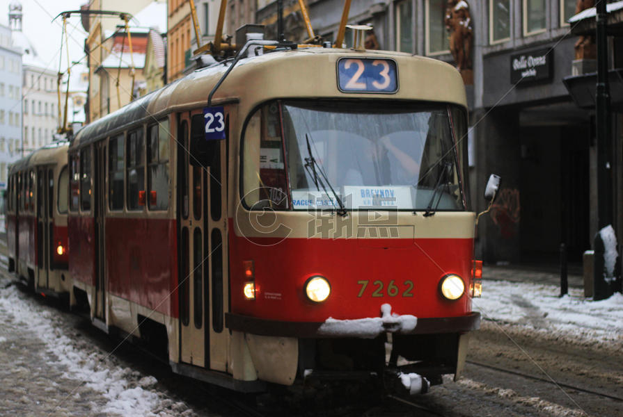 冬日布拉格城市交通电车图片素材免费下载