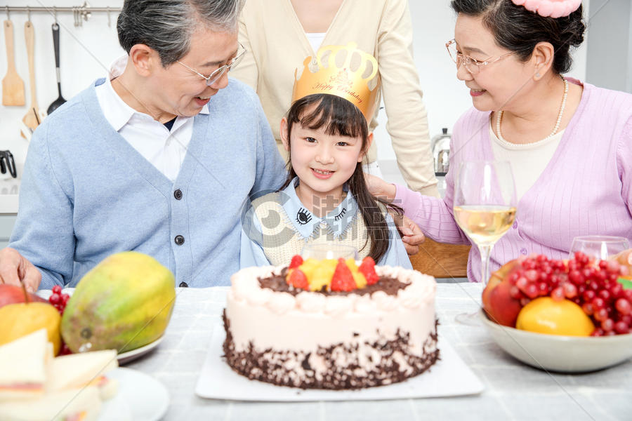 一家人欢乐地庆祝生日图片素材免费下载