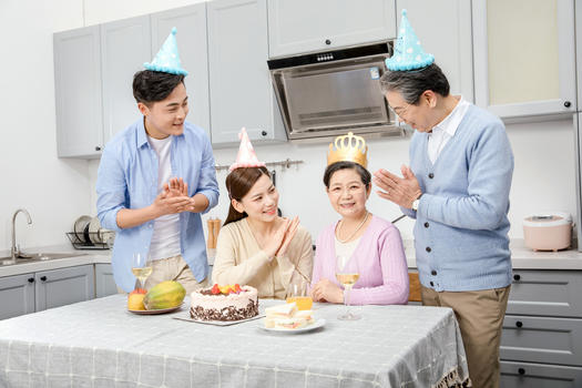 一家人欢乐的庆祝生日图片素材免费下载