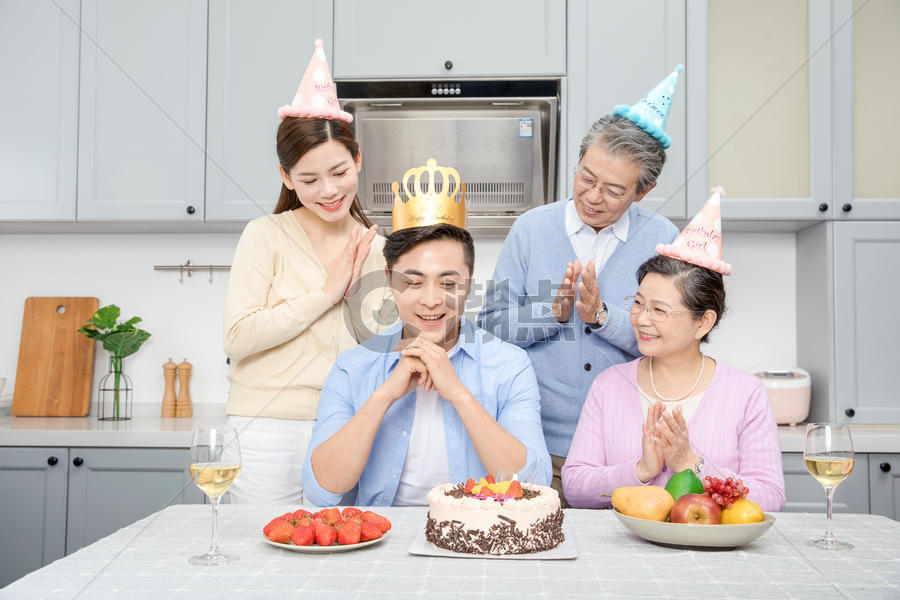 一家人欢乐的庆祝生日图片素材免费下载
