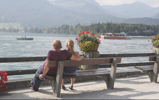 坐在欧洲著名度假区沃尔夫冈湖区情侣背影图片素材免费下载