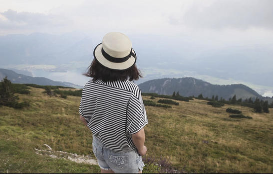 站在山顶看风景的女人背影图片素材免费下载